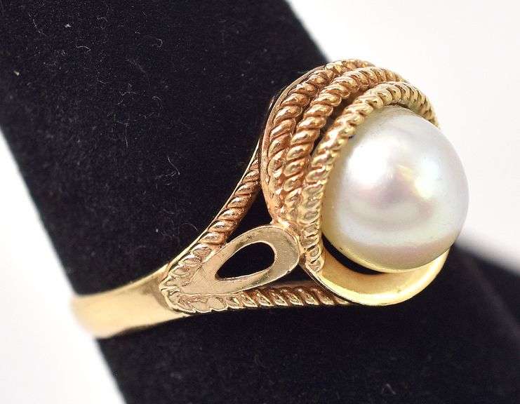 Gorgeous Pearl Ring in 14K Yellow Gold