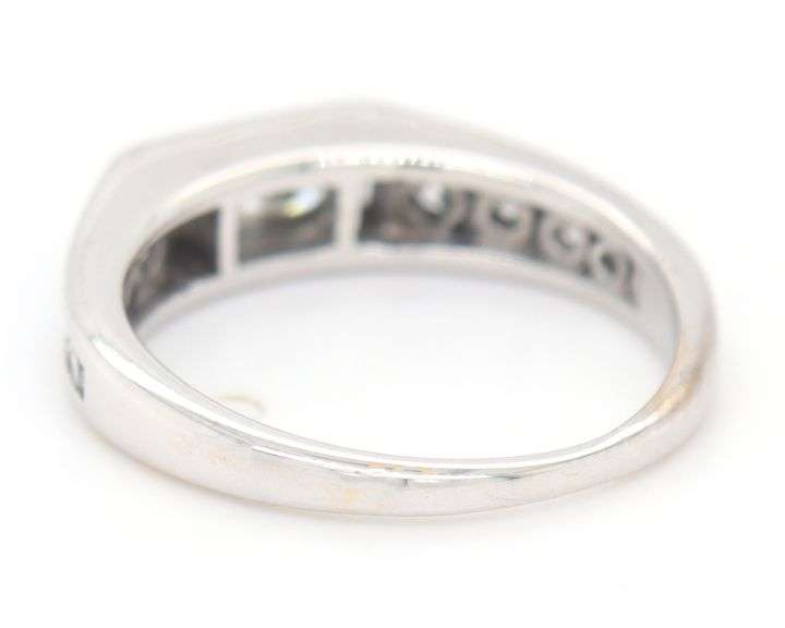 14kt White gold 0.58ctw baguette and round diamond band