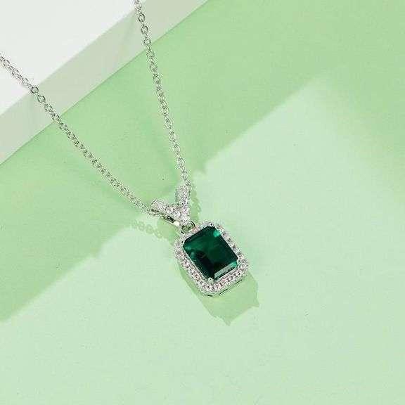 Beautiful 1.5 Ct VVs1 Lab Created Emerald Pendant