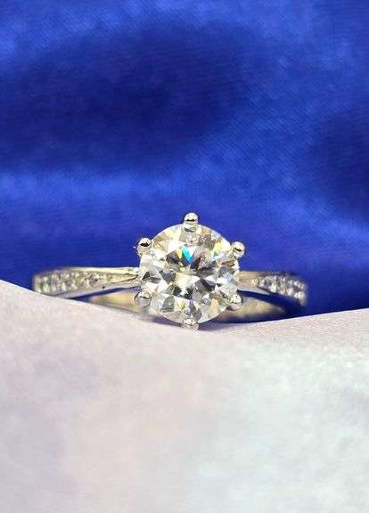 Dazzling 1 Ct VVs1 White D-E Simulated Lab Diamond Ring