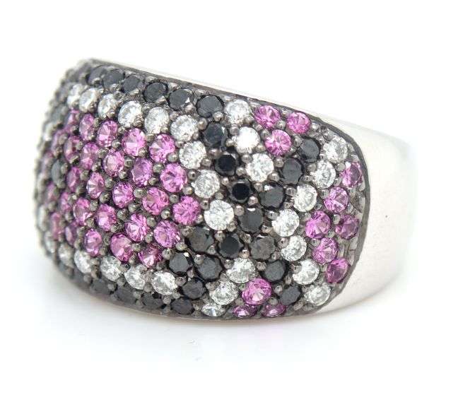 This exquisite ring is made from 18k white gold (18KWG) and showcases a vibrant array of multicolore