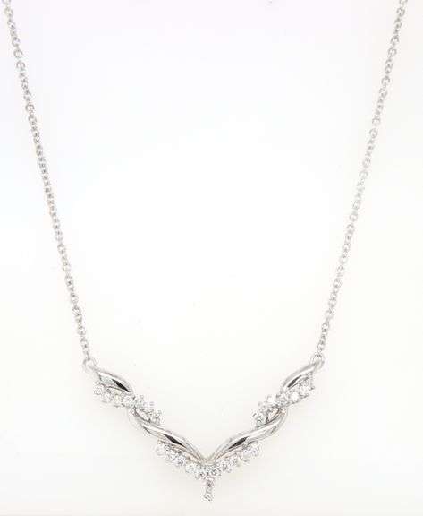 14kt White gold approximate 0.60ctw diamond V fancy necklace
