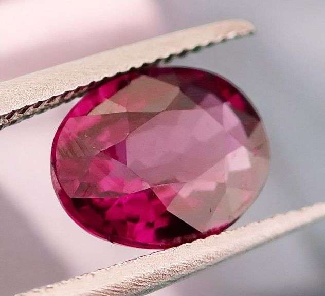 Glittering 1.38ct untreated top violet pink Rhodolite Garnet