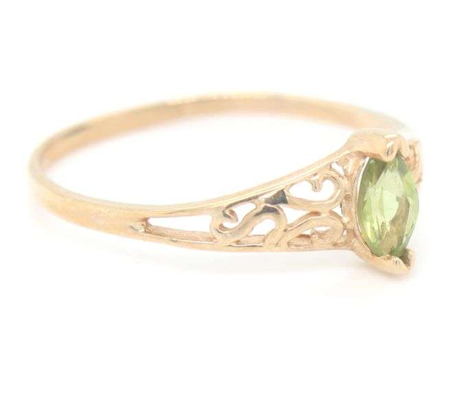 10kt Yellow gold Marquise Peridot ring