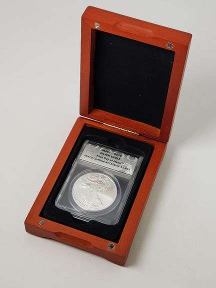 2009 AMERICAN SILVER EAGLE ANACS MS70 FIRST DAY OF ISSUE IN WOOD BOX