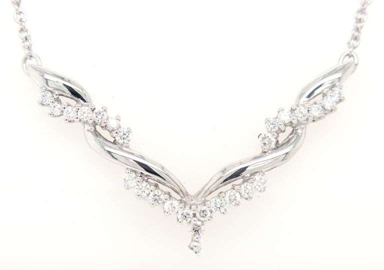 14kt White gold approximate 0.60ctw diamond V fancy necklace