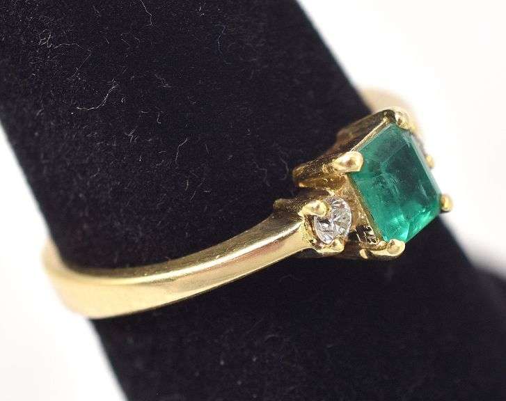 Elegant Genuine Emerald Ring in 18K Yellow Gold