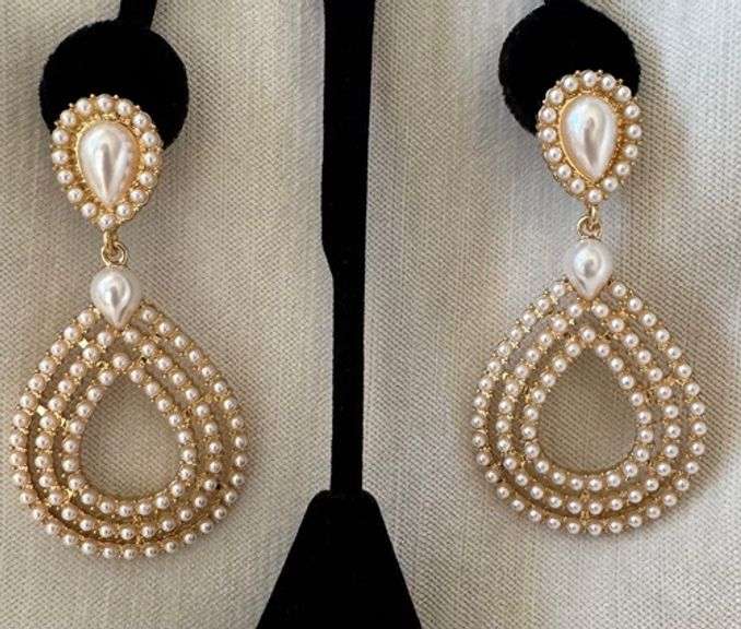 A Very Sexy  Pearl Style Fashion  Design Earrings