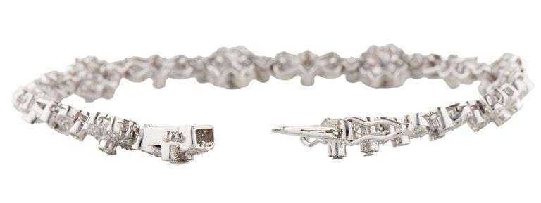 1.25ctw Diamond Flower Station Bracelet in 18K