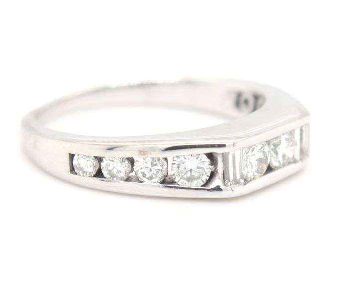 14kt White gold 0.58ctw baguette and round diamond band