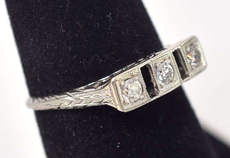 Mesmerizing Vintage Diamond Ring in 18K White Gold