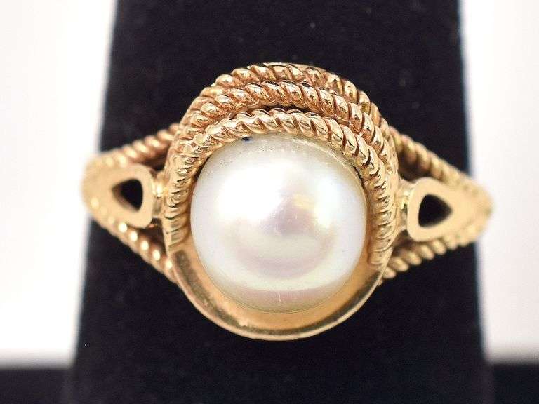 Gorgeous Pearl Ring in 14K Yellow Gold