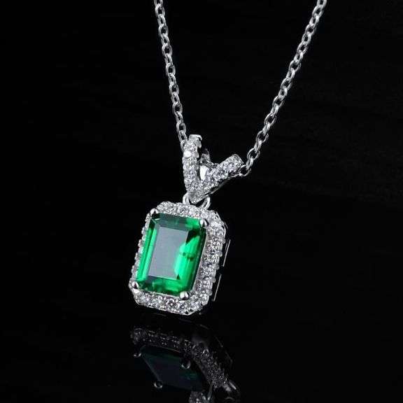 Beautiful 1.5 Ct VVs1 Lab Created Emerald Pendant
