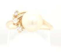 Feminine 14K YG Pearl & Diamond Ring