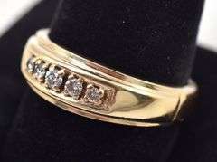 Captivating Diamond Band Ring in 14K Yellow Gold