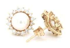 14kt Yellow gold blue Lagoon pearl stud with halo diamonds