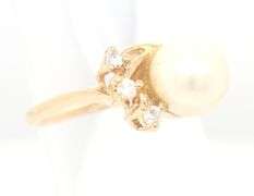Feminine 14K YG Pearl & Diamond Ring