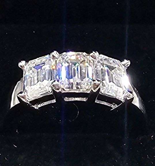 Sparkling 14 Kt White Gold Plate 3.05 Ct VVs1 F-G Simulated Diamond Ring