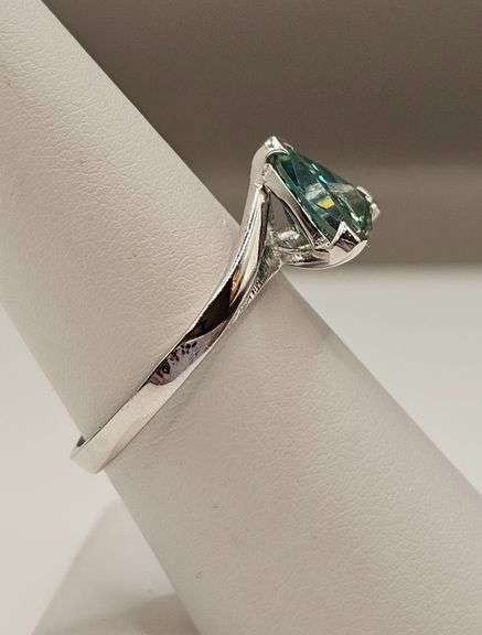 Sparkling 3.25 Ct VVs1 Trillion Cut Emerald Green Moissanite Ring