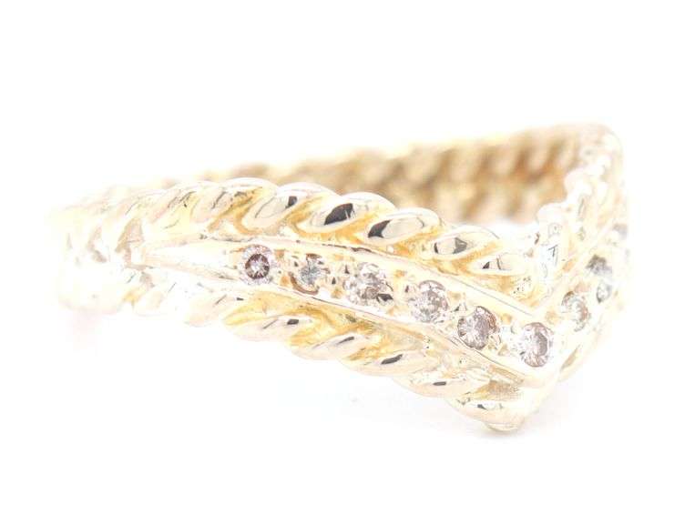 18kt Yellow gold 0.10ctw V diamond band