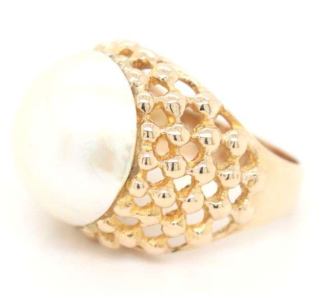 18kt Yellow gold Mabe pearl basket wave ring