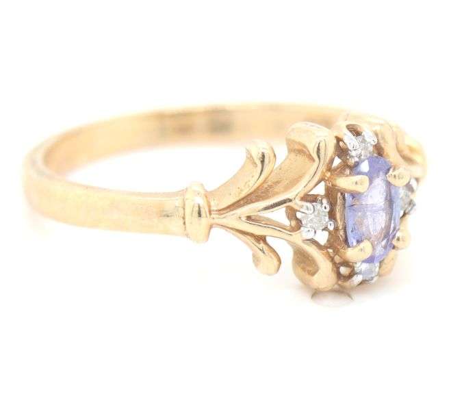 Vintage style 10kt Yellow gold amethyst ring