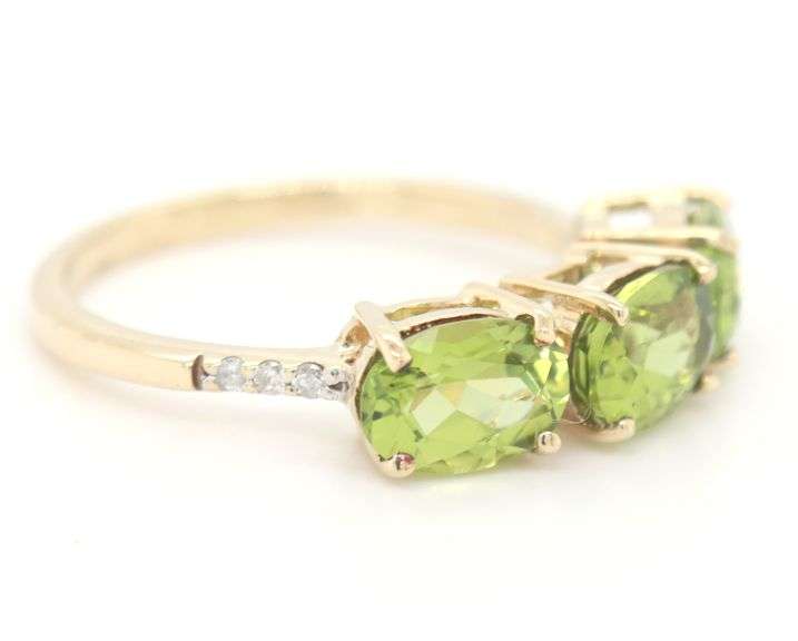 9kt Yellow gold oval Peridot and diamond accent ring