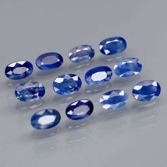Excellent 3.53ct cornflower blue Sapphire set