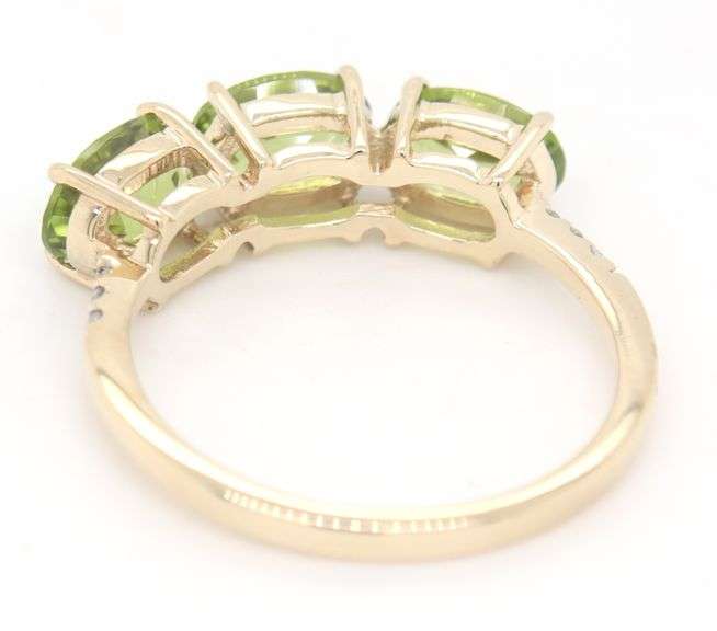 9kt Yellow gold oval Peridot and diamond accent ring
