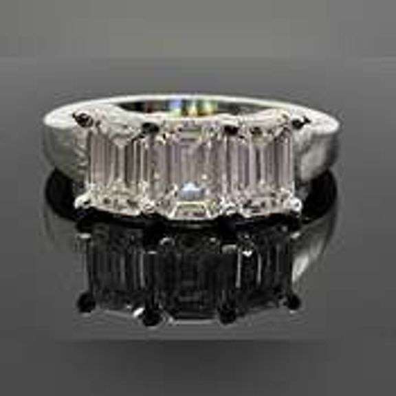 Sparkling 14 Kt White Gold Plate 3.05 Ct VVs1 F-G Simulated Diamond Ring