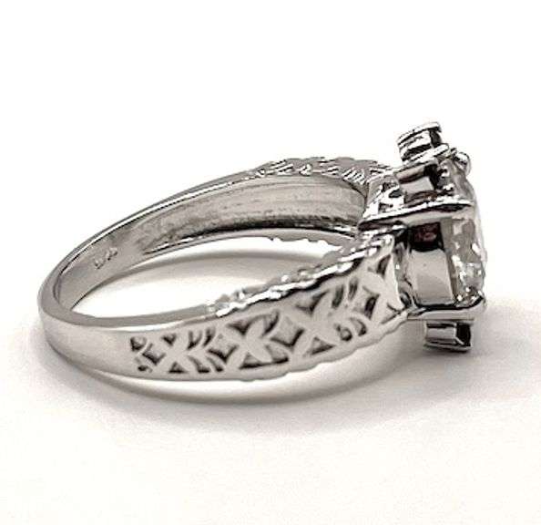 Stunning VVS1 White G-H 3.05 Ct Lab Simulated Diamond Ring