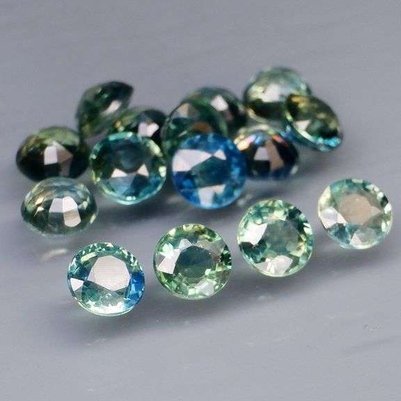Stunning blue green 3.76ct round cut Sapphire set