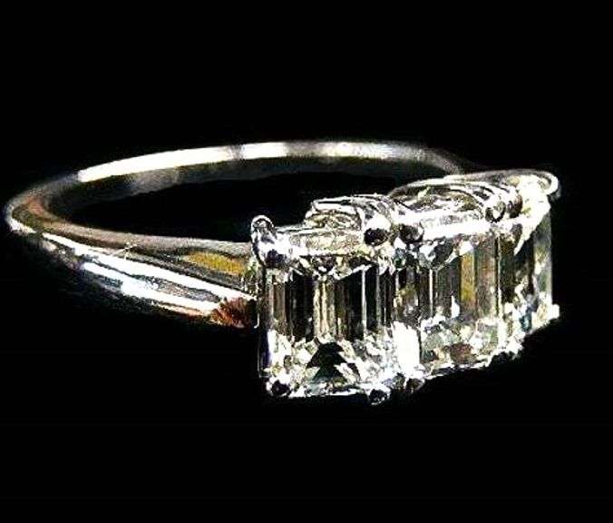 Sparkling 14 Kt White Gold Plate 3.05 Ct VVs1 F-G Simulated Diamond Ring