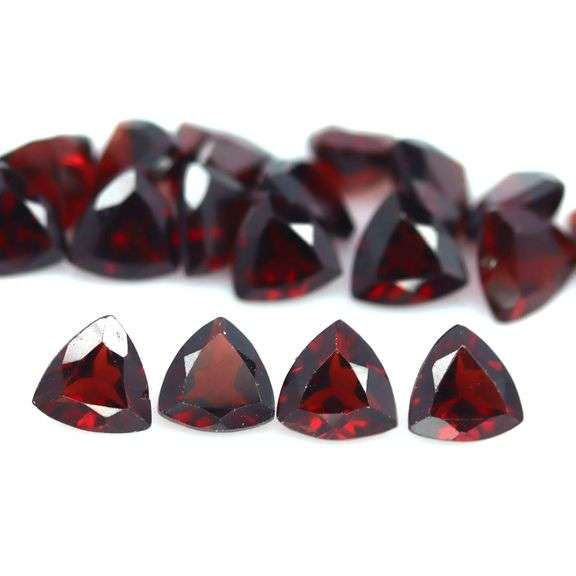 Stunning wine red 10.27ct trillion cut untreated Garnet set