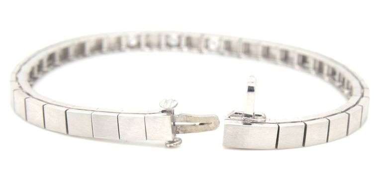 14kt White gold 0.24ctw 3 stone diamond bracelet