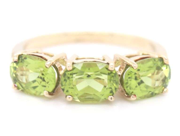 9kt Yellow gold oval Peridot and diamond accent ring