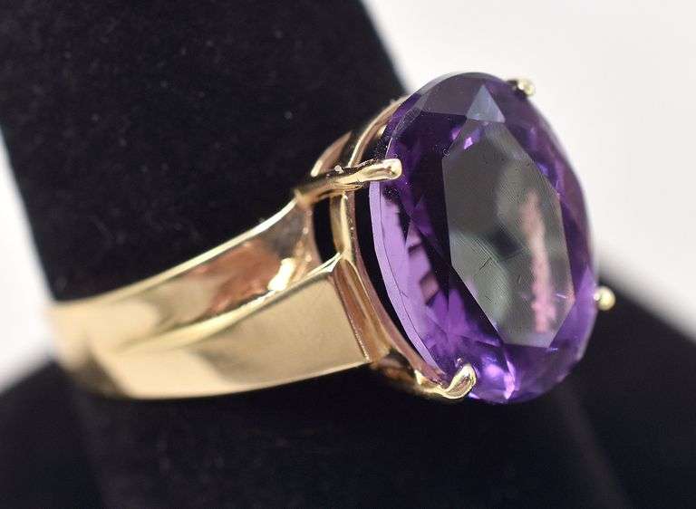 Pretty 10K Yellow Gold Amethyst Gemstone Ring