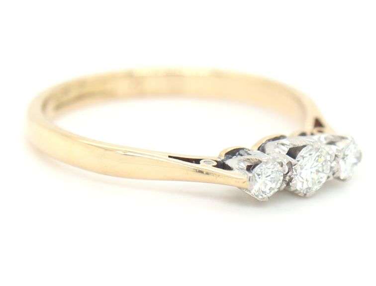 18kt Yellow gold 0.20ctw 3 stone diamond band