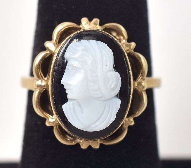 Vintage 10K Yellow Gold Black Onyx Cameo Ring