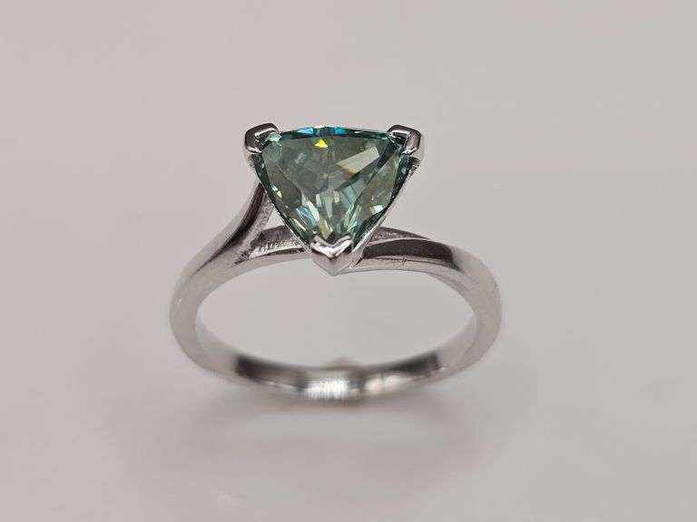 Sparkling 3.25 Ct VVs1 Trillion Cut Emerald Green Moissanite Ring