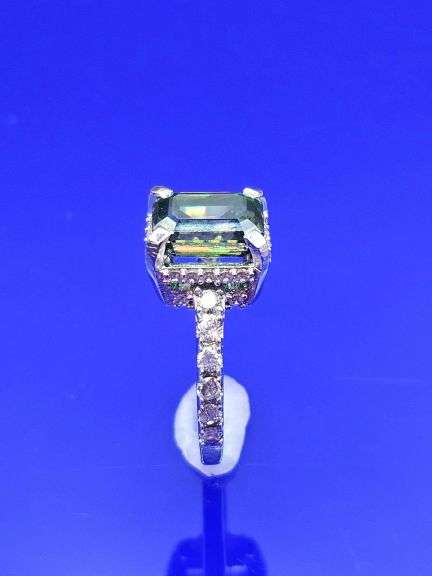 14 Kt White Gold 4.5 Ct VVs1 Emerald Green Fire Moissanite Ring