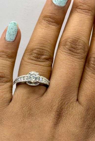 14K White Gold Round Brilliant Cut Diamond Engagement Ring