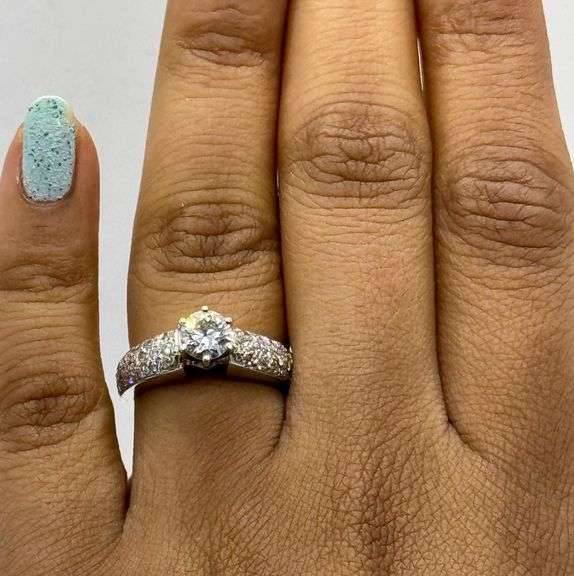 18K White Gold Round Brilliant Cut Diamond Engagement Ring