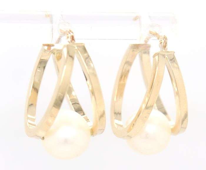 14kt Yellow gold double oval hoop earrings with pearl center