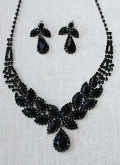 Sapphire Color Jewelry Neck Lace And Earrings
