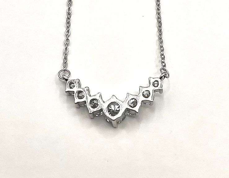 Sparkling 2.25 Ctw 7 Stone VVs1 Lab Simulated Diamond Necklace