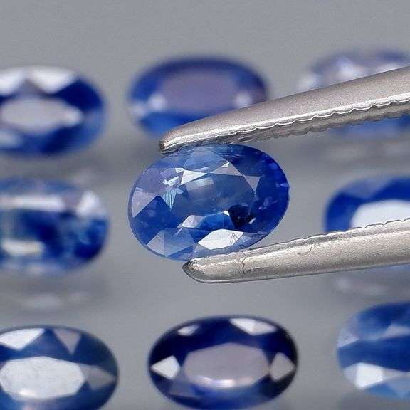 Excellent 3.53ct cornflower blue Sapphire set