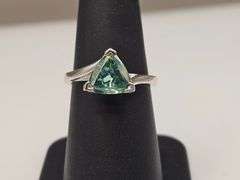 Sparkling 3.25 Ct VVs1 Trillion Cut Emerald Green Moissanite Ring