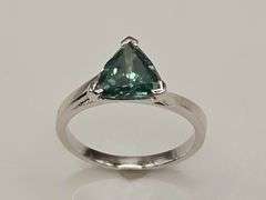 Sparkling 3.25 Ct VVs1 Trillion Cut Emerald Green Moissanite Ring