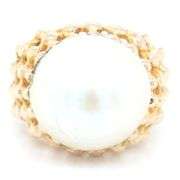 18kt Yellow gold Mabe pearl basket wave ring